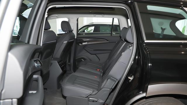 2025款奥迪Q6 40TFSI quattro 纪念版7座：7座SUV的全新驾乘体验