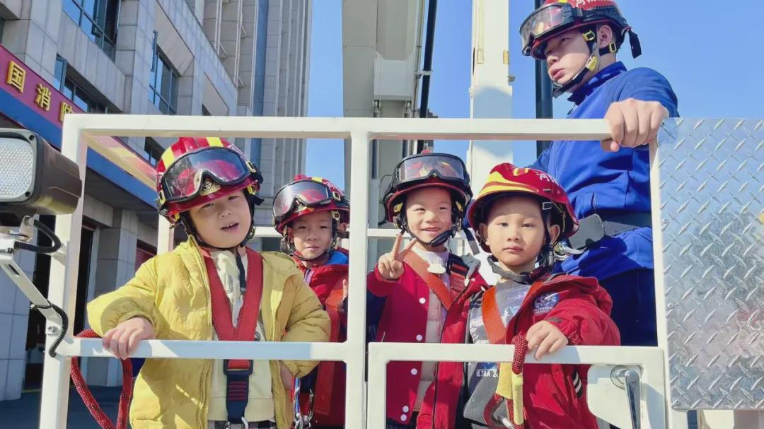 信阳市百花幼儿园：邂逅“火焰蓝”，致敬“逆行者”