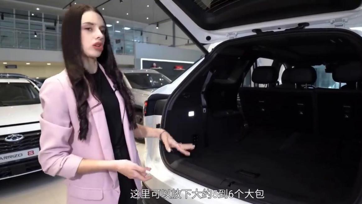 俄罗斯美女评测奇瑞瑞虎9，好像和我们国内的不太一样