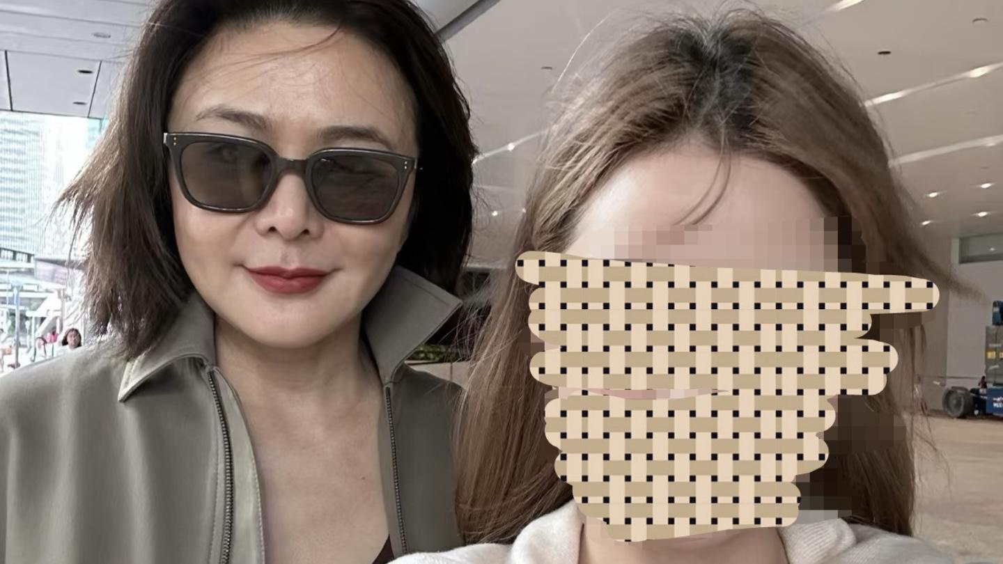 63岁关之琳街头“逆龄”出圈：摘口罩合影宠粉，岁月偏爱的美人活成传奇