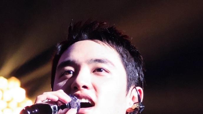 穿上西装的都暻秀，有一种不顾别人死活的美和好吃