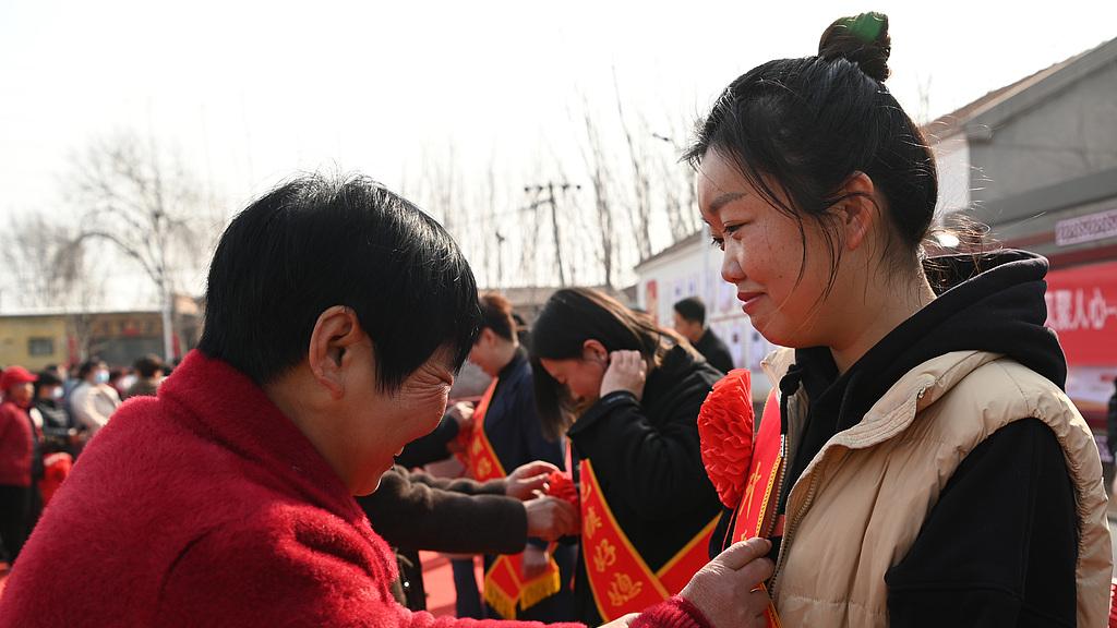 我嫌儿媳太清闲，随口说了一句"你又不上班怎么还这么懒"，谁知后面发生的事让我后悔死了