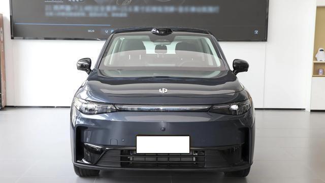 纯电续航530公里，搭载8295芯片与智能驾驶系统，这款中型SUV适合家用吗？