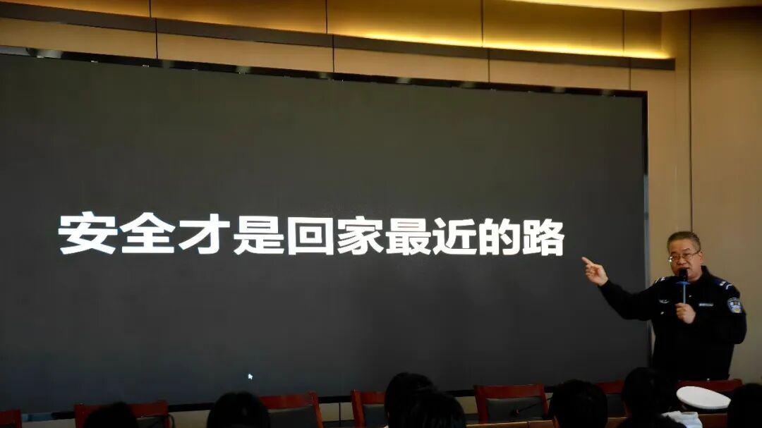 文明交通 礼行天下——122“全国交通安全日”宣讲活动进校园 忻州市北方初级中学校