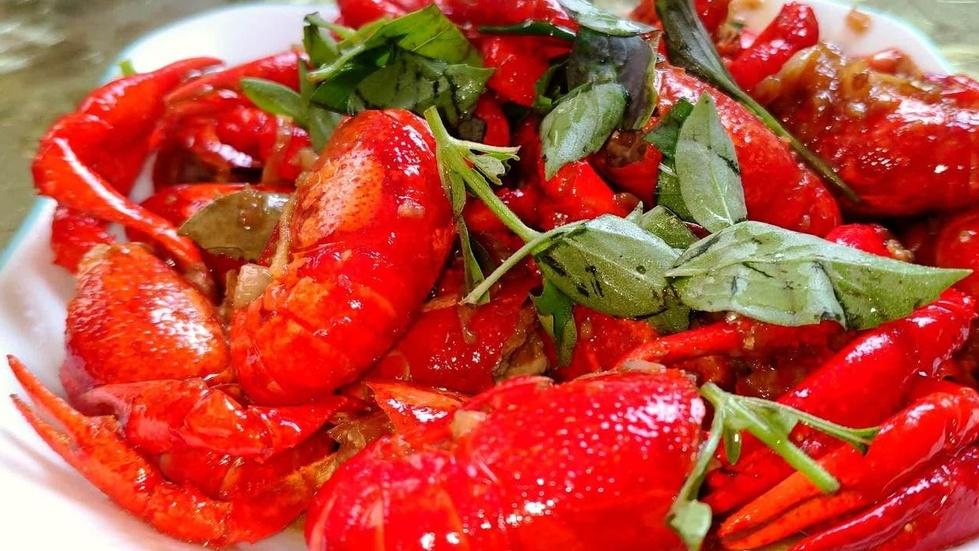 香辣小龙虾搭配面，小龙虾汤汁浓郁香辣，拌面吃超有滋味