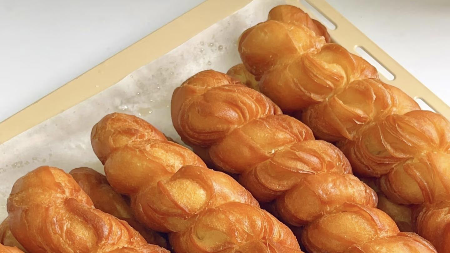 炸麻花：酥脆香甜里的家常烟火气