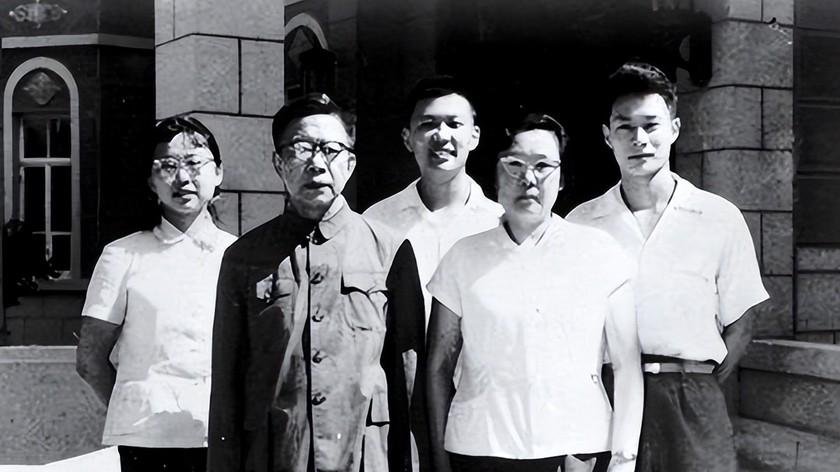 毛主席提问众干部无人知答案，陆定一妻子秒答，主席知道后大喜
