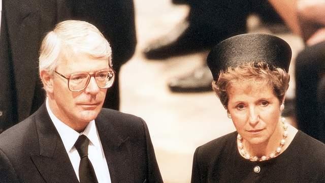 查戴婚变里的“隐形靠山”：熬37夜调解，给威廉哈里当临时家长