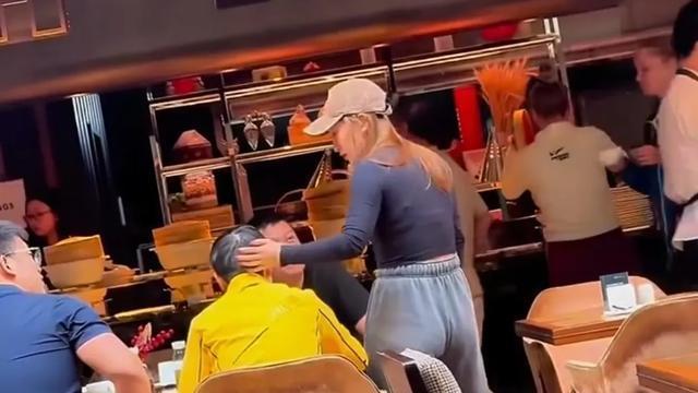 刘诗雯与邱贻可聊天，摸了孙颖莎小脑袋，画面好温馨