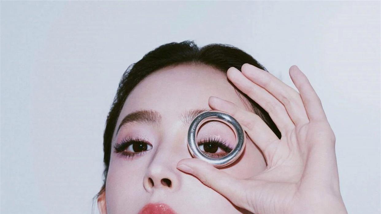 惊艳全场！古力娜扎浅紫吊带裙，诠释优雅与性感并存