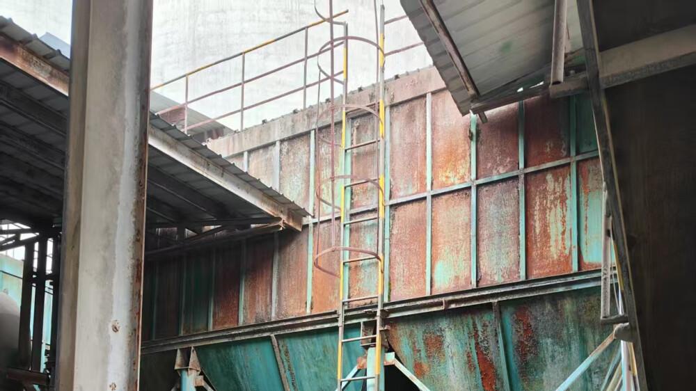 成都彭州市一个停产的水泥厂机器设备64万起拍卖，拍出366万高价