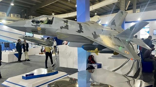 中国新型战机已亮相，印度正发愁怎么办，俄罗斯带着五代机找上门