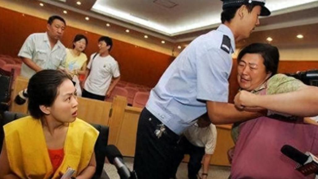 2006年，单亲妈妈向女孩泼硫酸，事后不逃跑：儿子，我为你报仇了