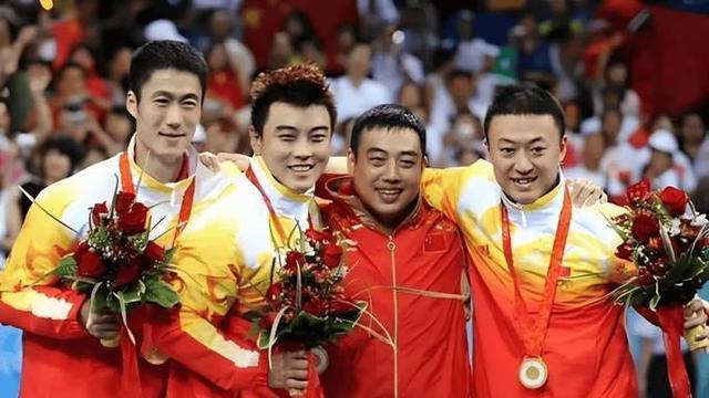 领导合影王励勤站C位，刘国梁消失，马龙在最角落，地位一目了然