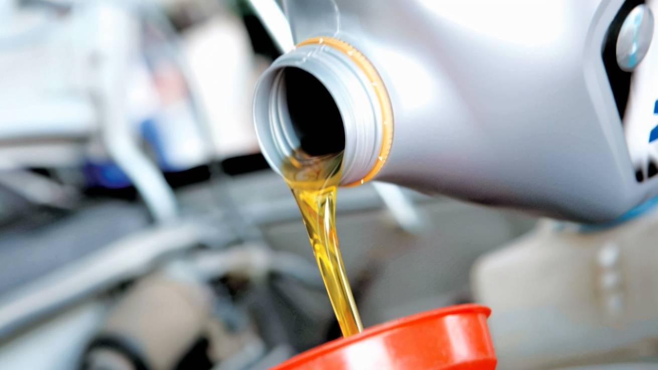 换机油时，标号相同品牌不同的机油能一起加吗？