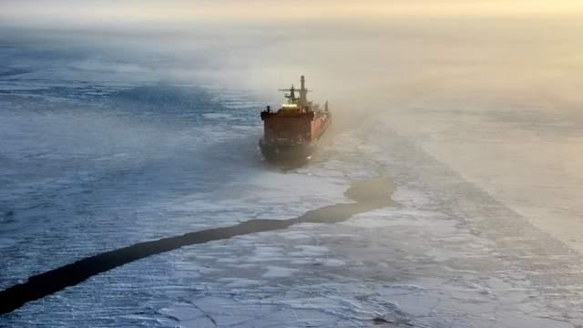 中国破冰船撕开北极航道！每年省300亿，巴拿马运河输在哪？