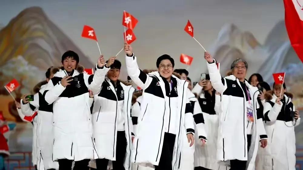 元宵节霍震霆逛哈尔滨冰雪世界，女保镖全程保护，还去探店买皮草