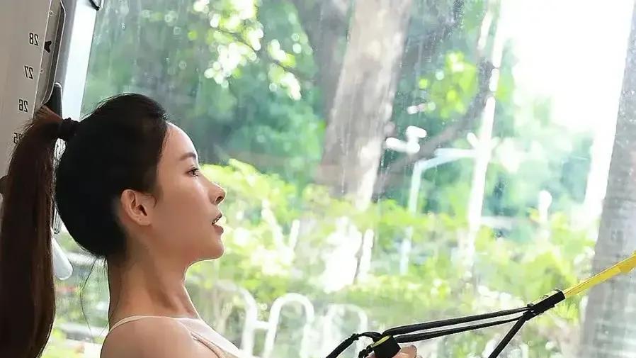 胡丹丹瑜伽生图“炸场”！马甲线抢镜引热议：这身材是“练”出来的？