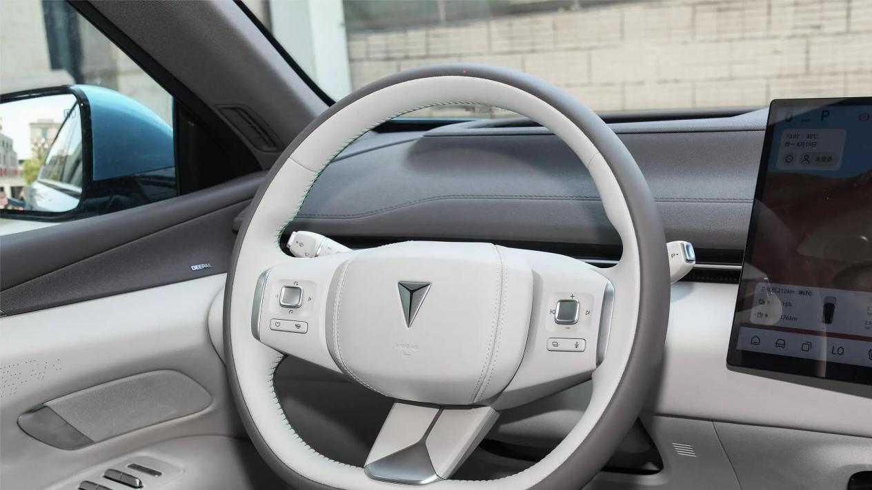 又掀桌子！15万级中型轿车，1400km续航+3.8L油耗+后驱+华为智驾