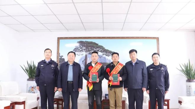 邓州市：刘力、王佩荣获“见义勇为积极分子”称号 各奖3000元
