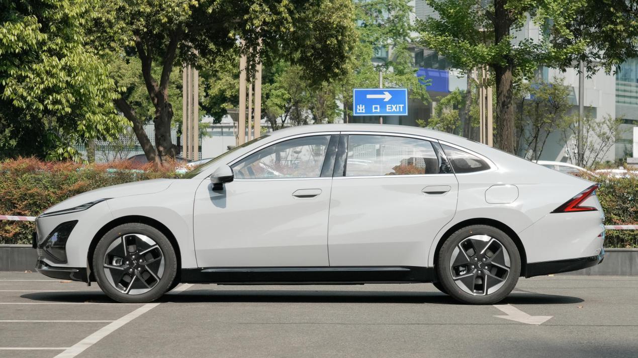 新一代国民神车？五菱星光EVPHEV，高性价比背后，究竟隐藏着什么？