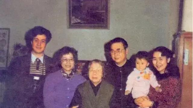80年代，李鹏和夫人朱琳祖孙三代，拜访邓颖超老人，一张罕见合影