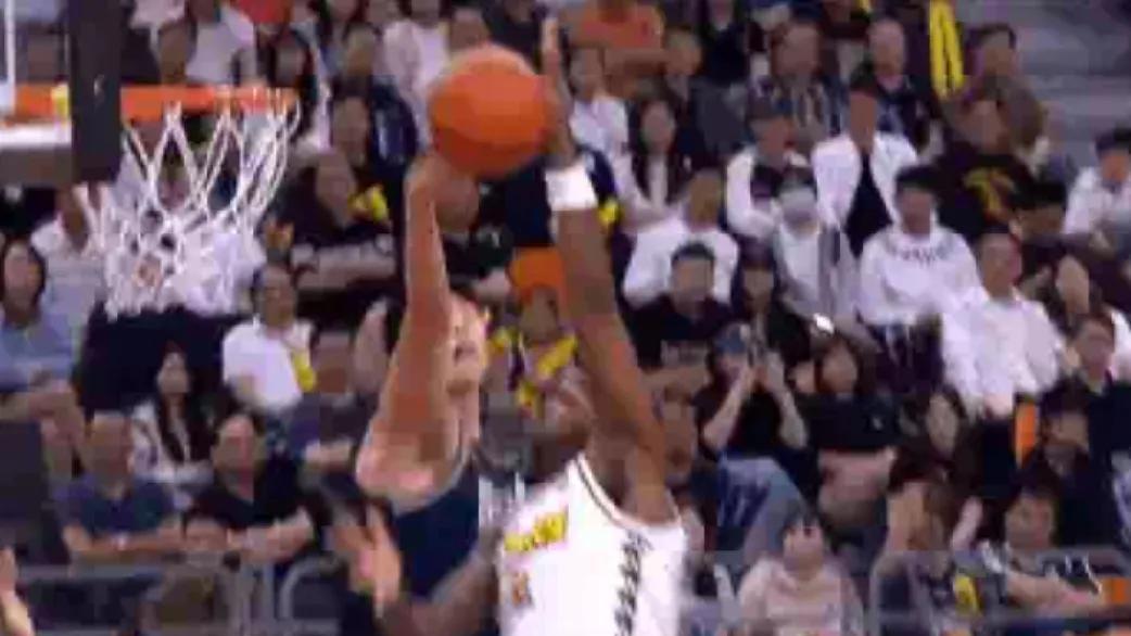 13-0！广东5分钟得分荒，杜锋三塔阵容遇阻，伯顿关键2+1力挽狂澜！对阵广厦残阵为何如此艰难？