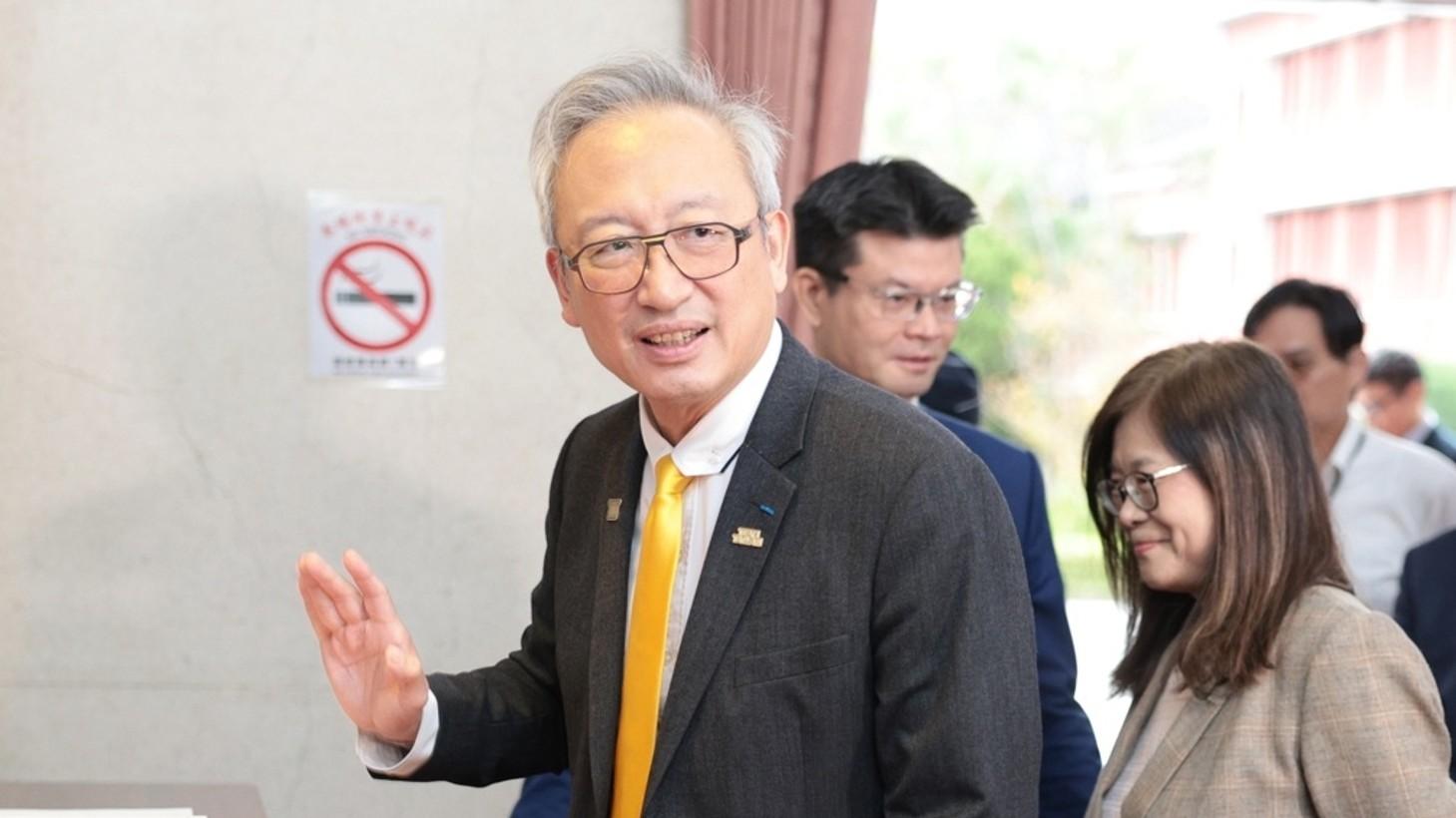 日本刚被按住，又有2国介入台海？解放军4路出动，战机群已起飞