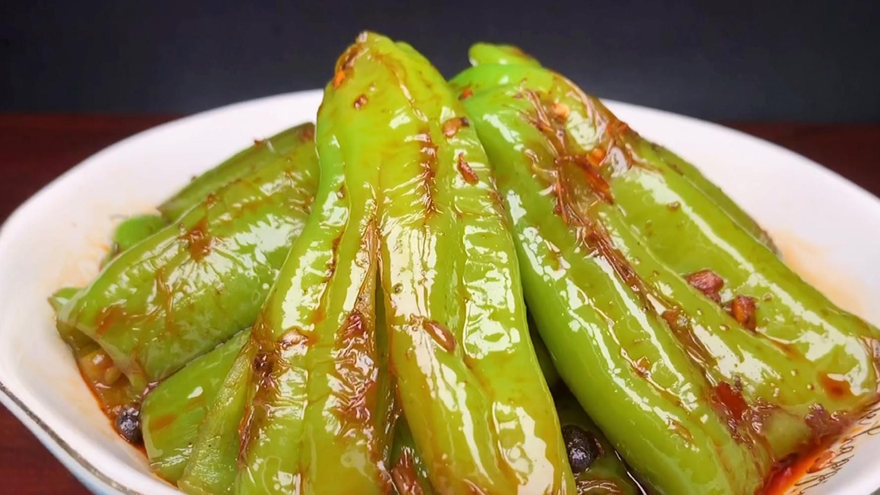 大厨揭秘虎皮青椒的正确炒法，香辣又下饭