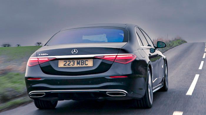 奔驰S级插混上市，130万买六缸混动，值吗？