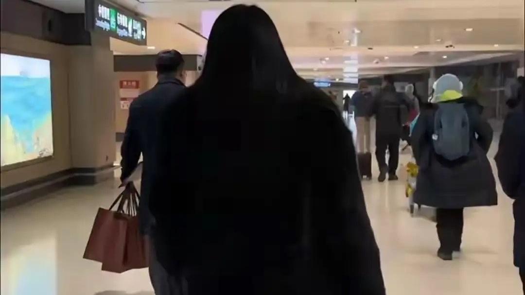 李湘穿皮草走哈尔滨街头，细高跟在雪地里稳稳当当