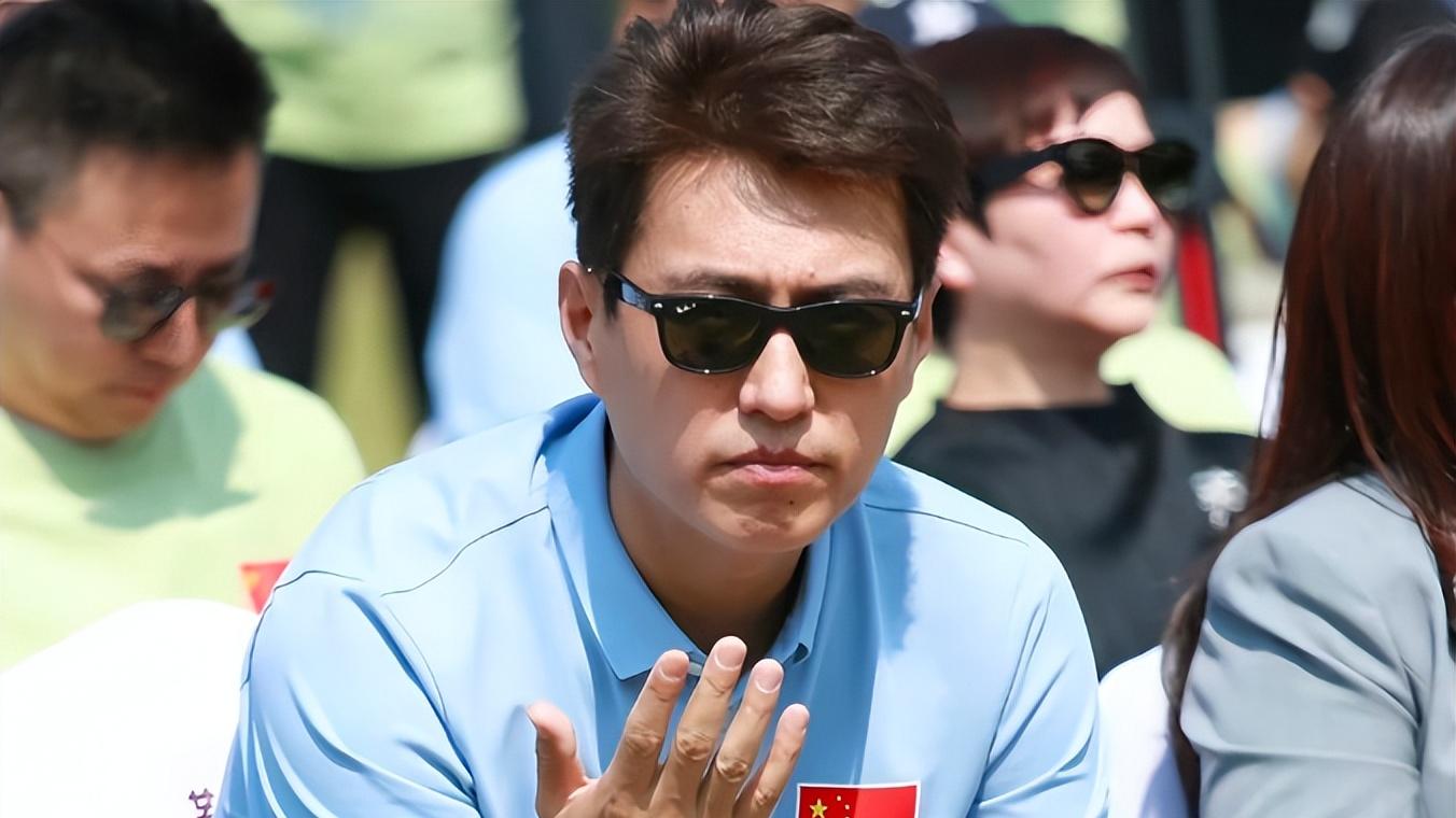 靳东不只是团长那么简单，高端是工作事业需要，低调生活才是本质