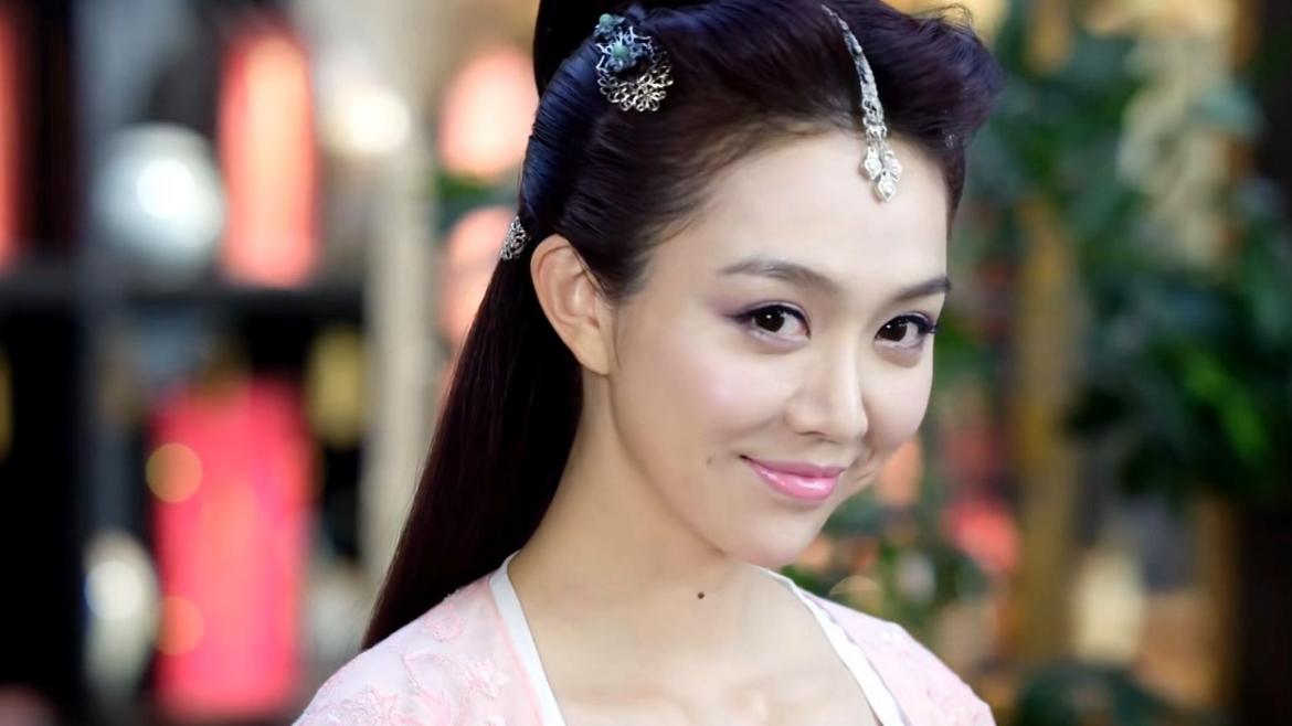姜妍与丈夫甜蜜逛超市，低调恩爱生活令人羡慕，背后还有“媒婆”宋丹丹的助力！