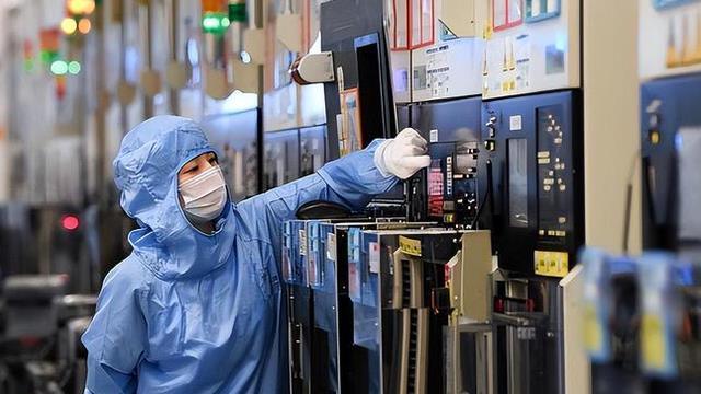 不许解放军武统？不装了，光刻机巨头：能远程瘫痪台岛半导体设备