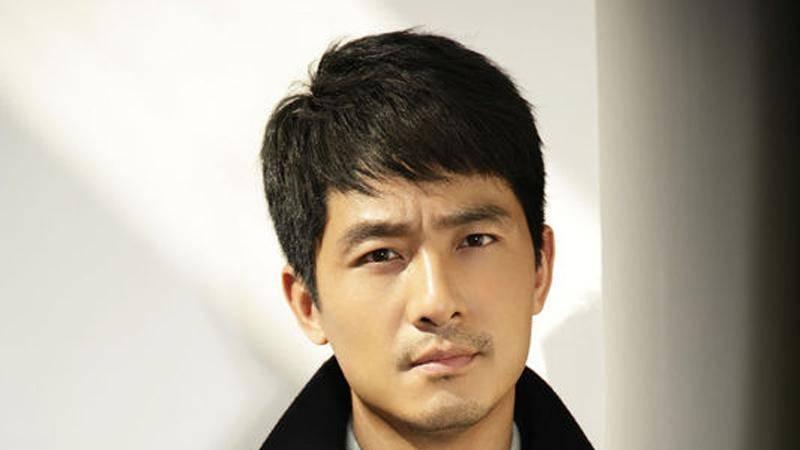 郭晓东夫妇回山东老家，程莉莎穿高跟鞋下地刨白菜，老家平房老旧