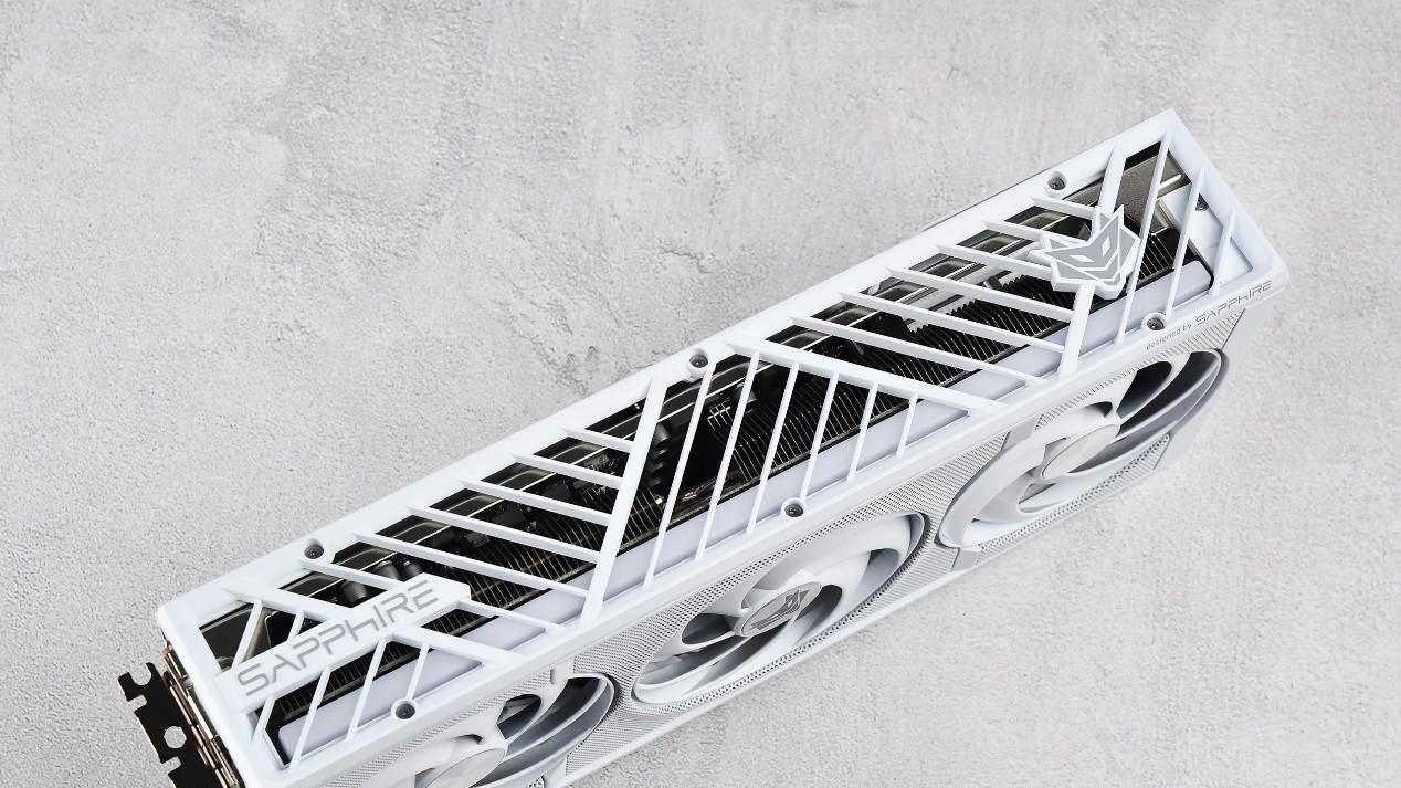 蓝宝石NiTRO+氮动极光RX 9070 XT 16G D6 Phantomlink PE评测 颜值