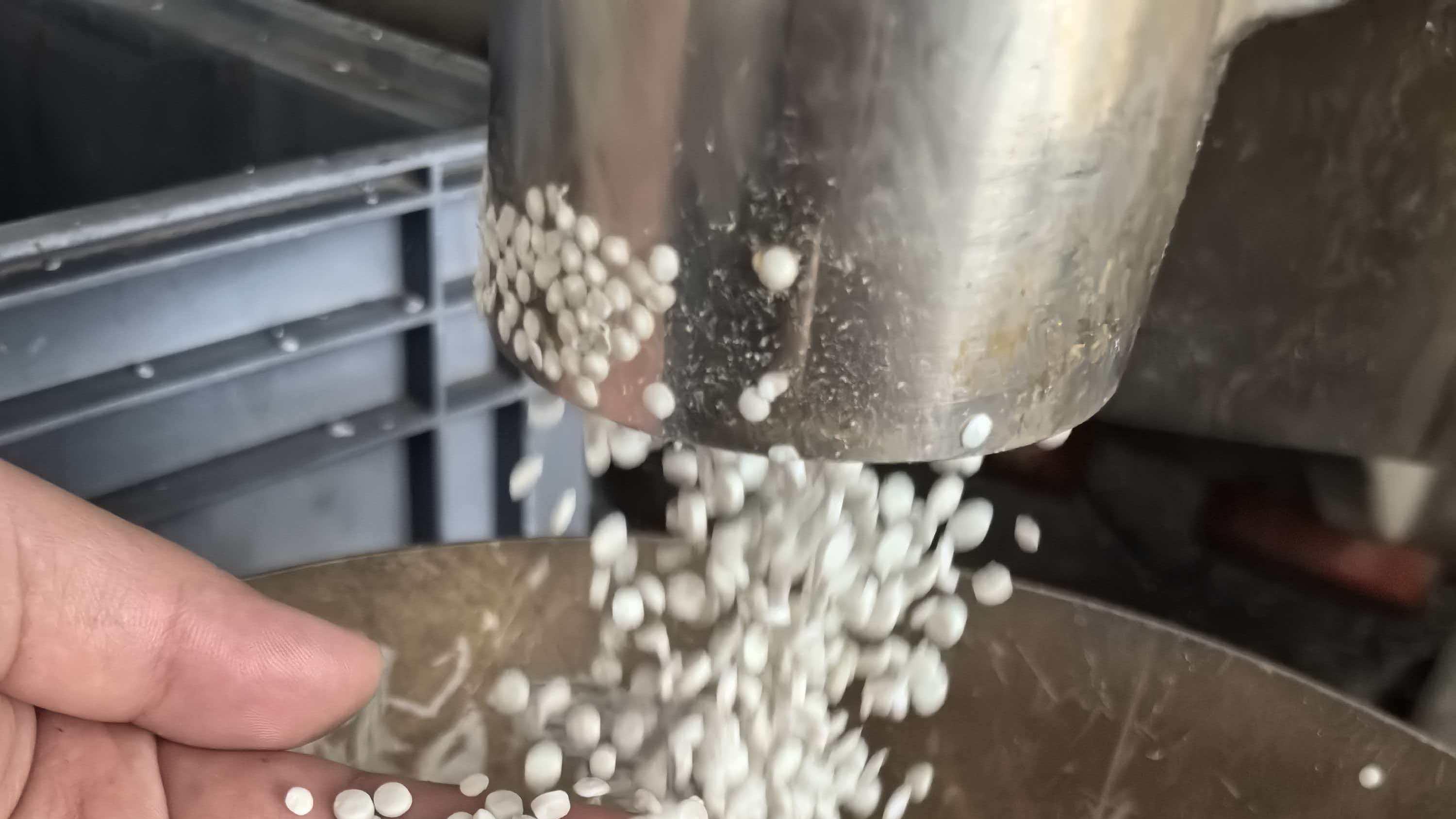 智能化垃圾收运系统：解决废塑料回收中端运输难题