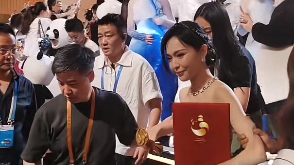 有种礼服叫唐嫣体重不过百，穿上之后，叹: 裙子很勒，不能动