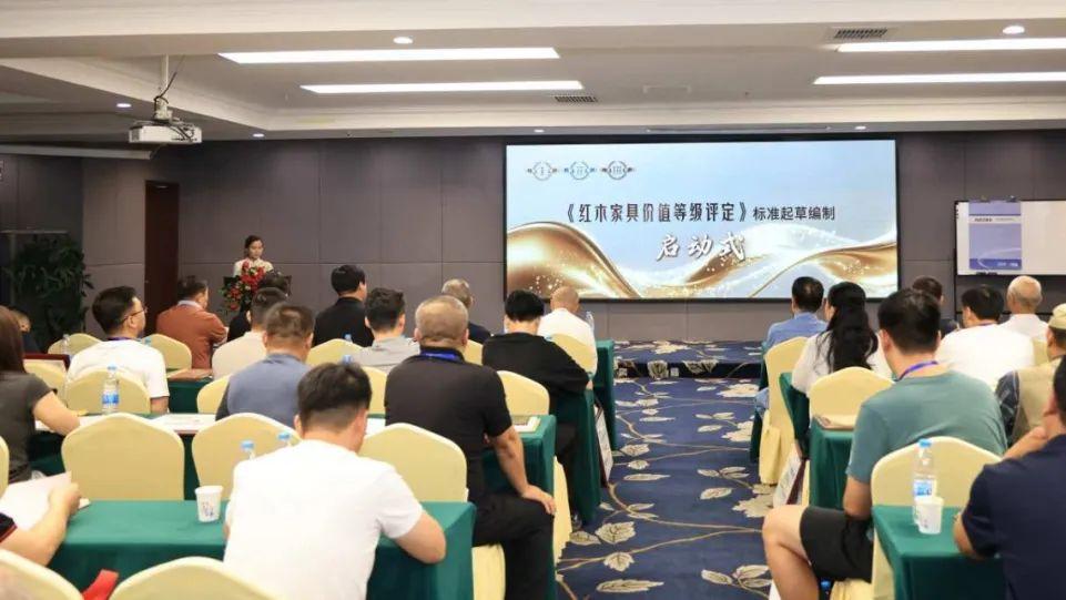 御乾堂马海军受邀担任特邀鉴评官，助力红木家具价值评定