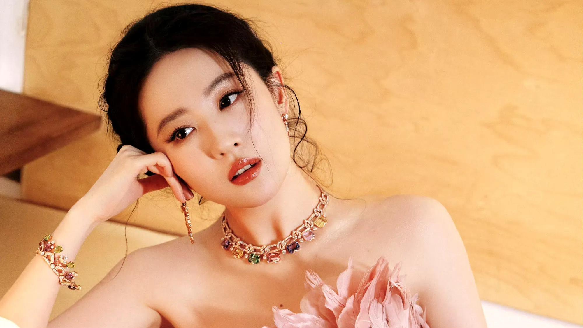 神仙姐姐红毯造型引争议，刘亦菲很真实