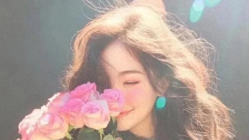 我心虚地开口：“我老板让我别出现在大屏幕上碍他的眼。”