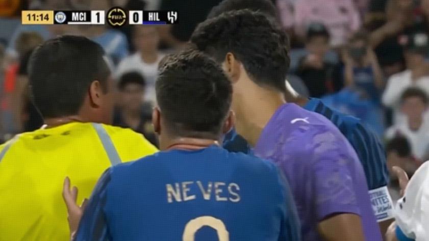 争议！曼城手球被无视，主裁拒看VAR+判进球，亚洲队围堵抗议