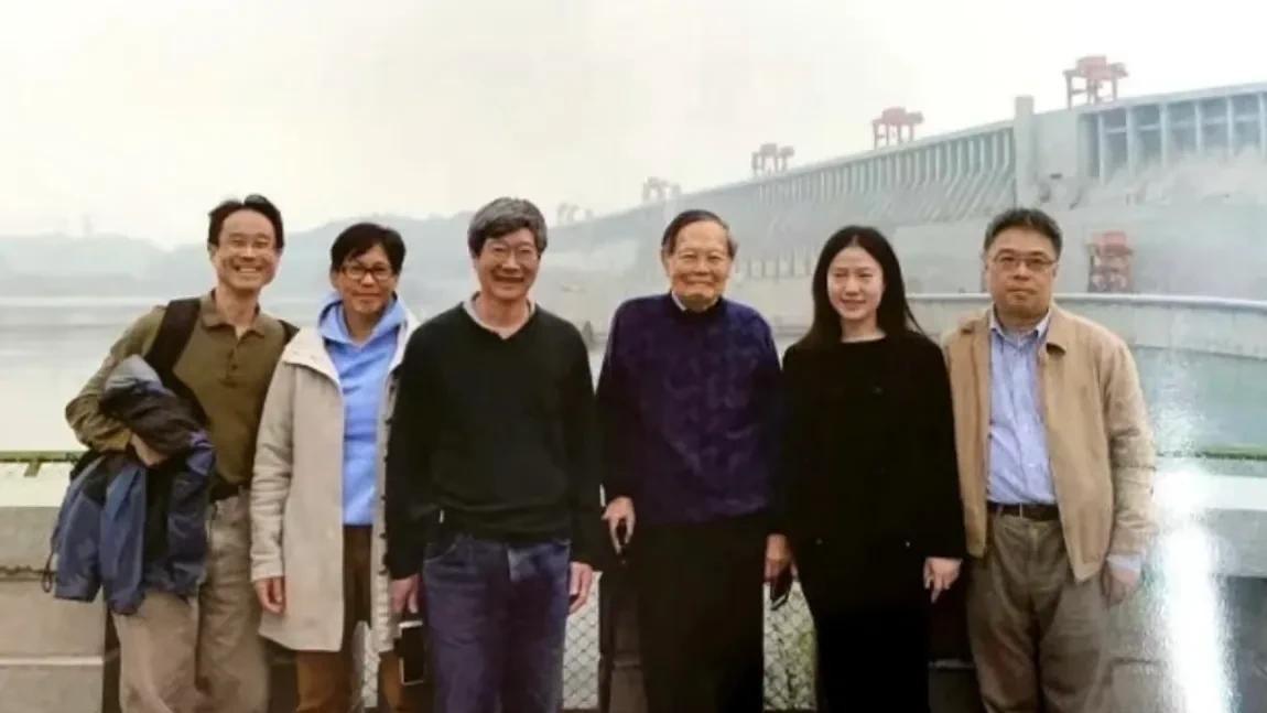 杨振宁子女安心翁帆照顾晚年



杨振宁回国养老，身边没一个亲生子女，这事儿听起