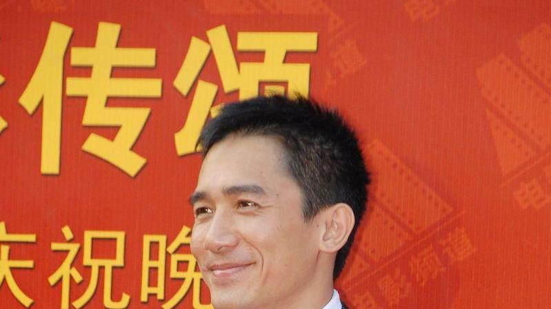 梁朝伟：社恐影帝的多元魅力，低调出行尽显别样风情