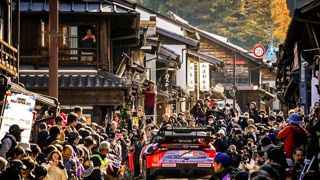 埃文斯在日本冠军争夺紧张局势加剧时接近奥吉尔