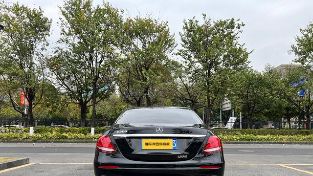 9挡手自一体，16万体验奔驰E级行政座驾