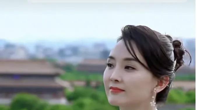 51岁王艳有多豪横？在自家露台上泡养生茶，故宫是她的背景板