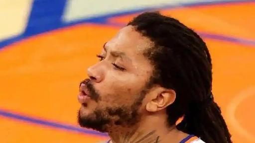 公牛队退役罗斯的1号球衣确实令人感动，毕竟没有多少荣耀