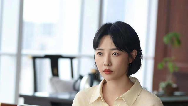 环球影城偶遇白百何一家：老公穿 T 恤显朴实，4 岁儿子追着小黄人跑，眉眼像极了爸爸