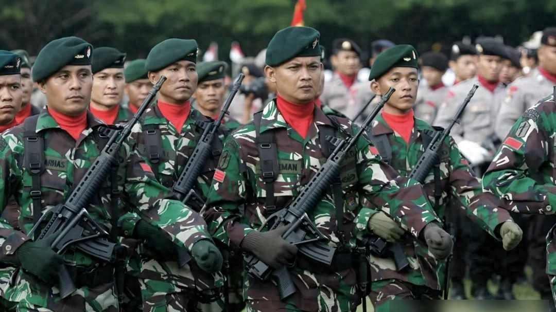 中国军舰南海亮肌肉，越南突然低头，美国航母为何撤退？